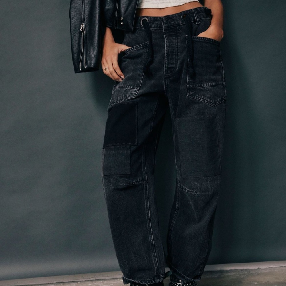 Free People Moxie Barrel Jeans.. Black Size 25(fits 6/8 fitted look)
